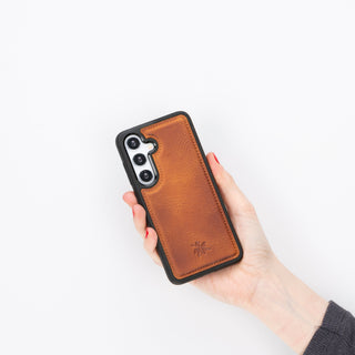 Hand holding a Galaxy S25 in a Venito Lucca leather case