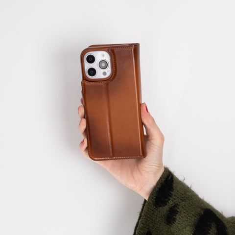 Funda tipo billetera de cuero desmontable con bloqueo RFID Ravenna para iPhone 15 Pro